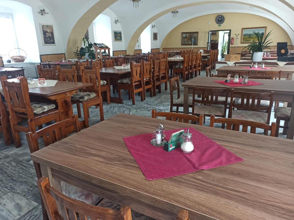 Hotel Jestrabi Černá v Pošumaví Buitenkant foto