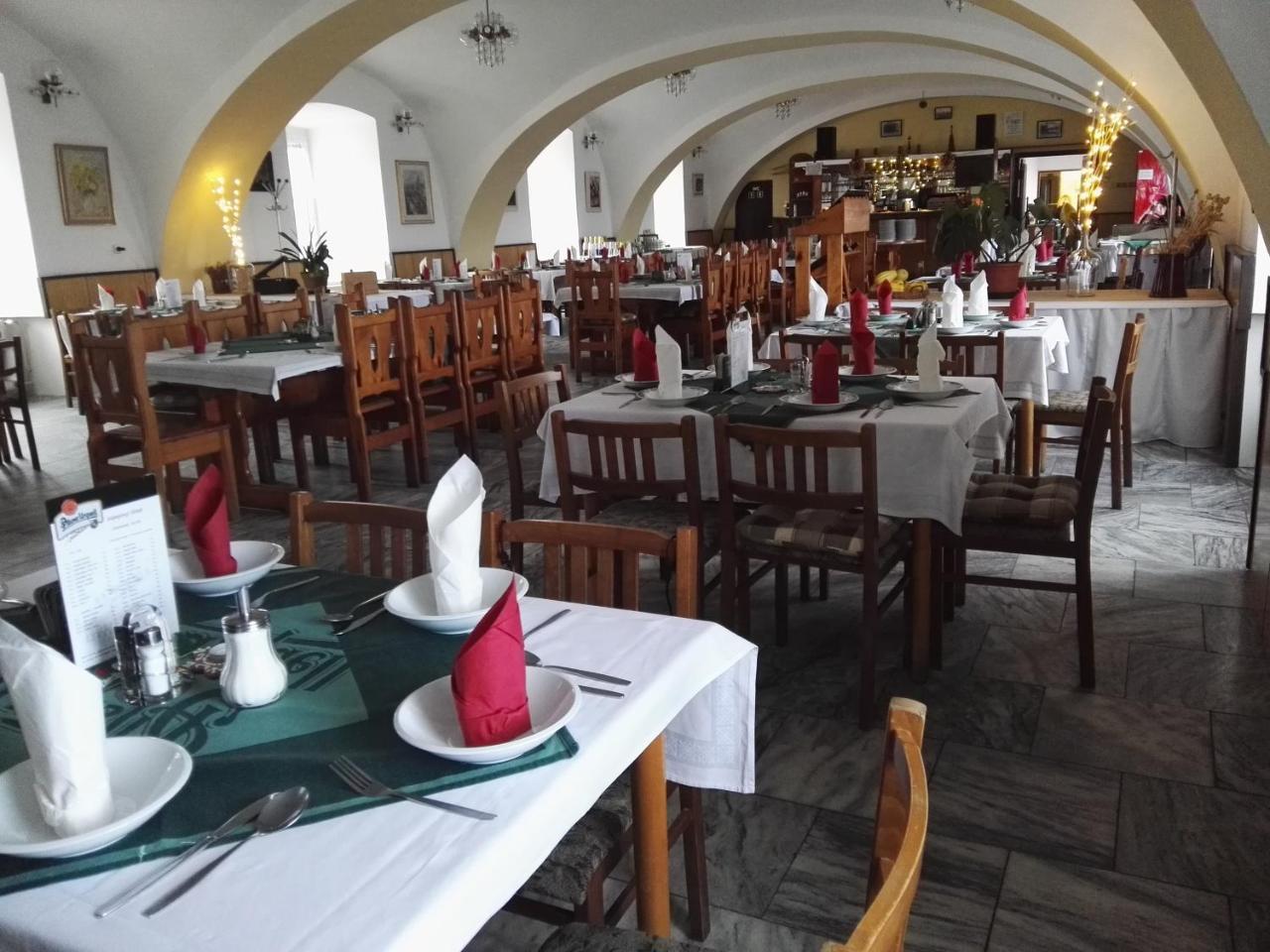 Hotel Jestrabi Černá v Pošumaví Buitenkant foto